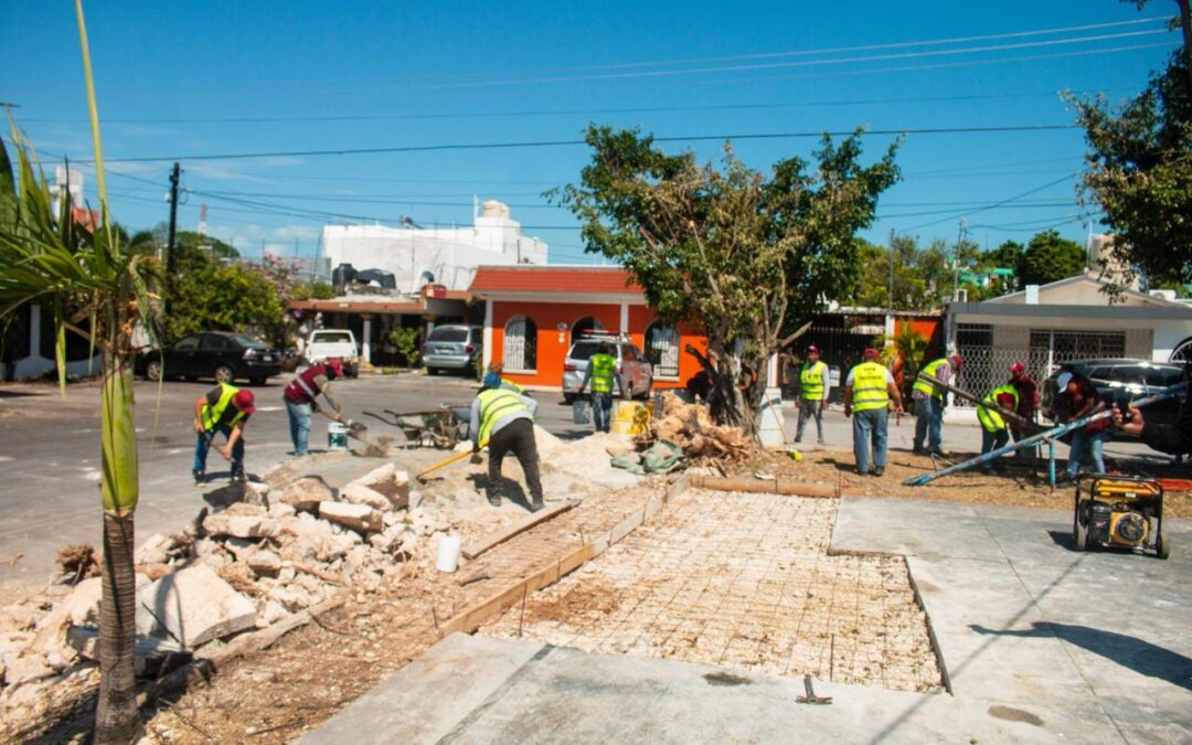 Supervisa Yensunni Martínez rehabilitación de cancha deportiva en la colonia Francisco J. Mújica.