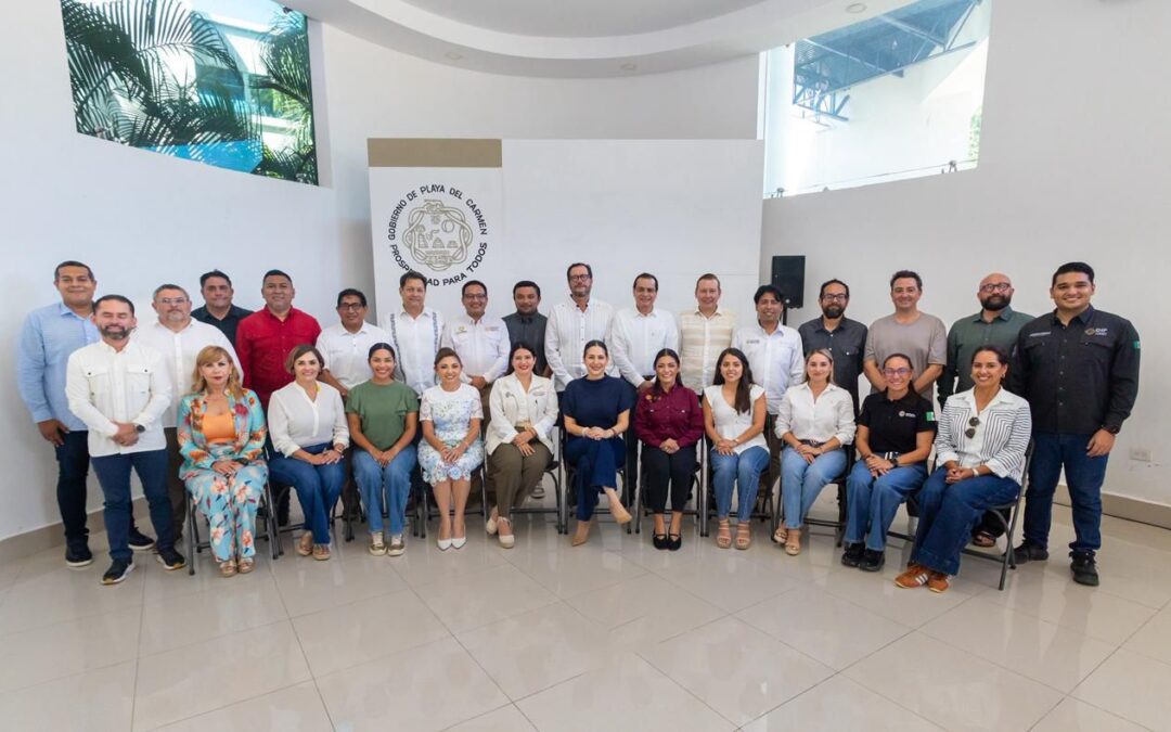 Guillermo Brahms rinde protesta ante el Cabildo de Playa del Carmen como nuevo tesorero municipal