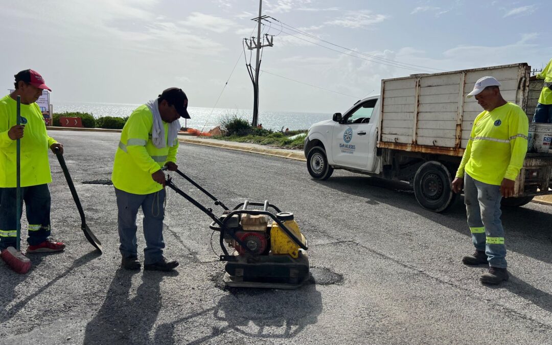Gobierno de Isla Mujeres refuerza trabajos de bacheo para mejorar la seguridad vial