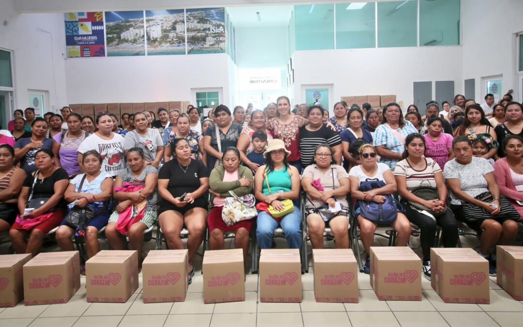 Atenea acerca apoyos alimentarios a mujeres de Zona Continental con “Isleña de Corazón”