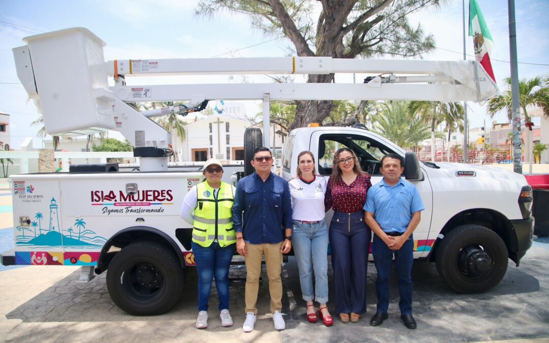 Gobierno Municipal entrega nueva grúa para fortalecer los servicios públicos en Isla Mujeres