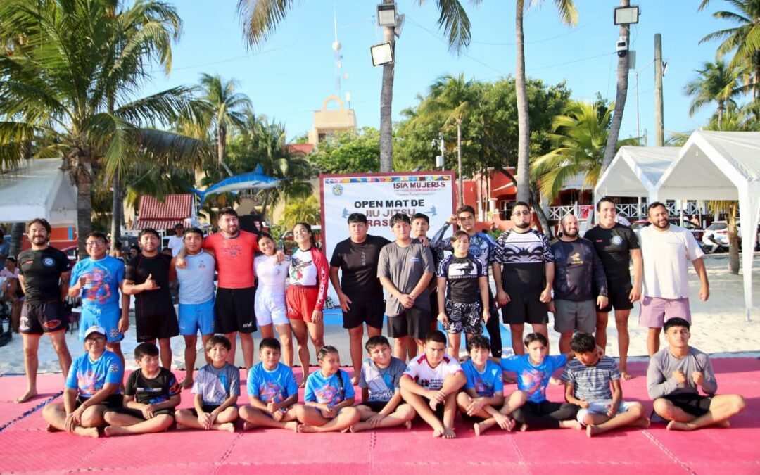 Gobierno de Isla Mujeres impulsa el deporte con clase abierta de Jiu-Jitsu Brasileño en Playa Centro