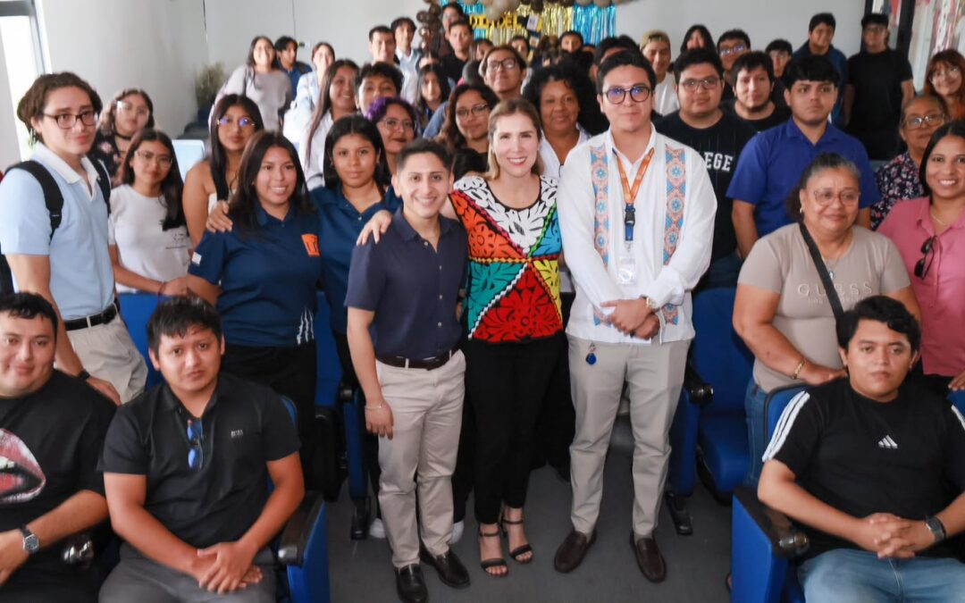 Atenea comparte con universitarios su experiencia de liderazgo y servicio público