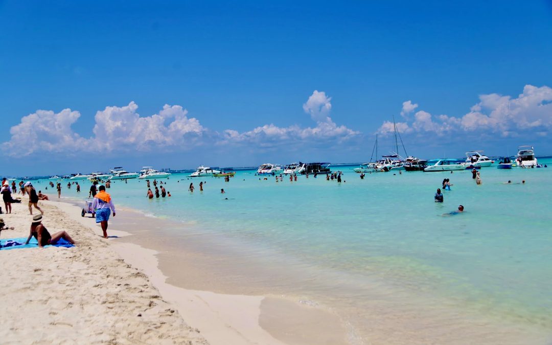 Playas de Isla Mujeres se mantienen limpias, ordenadas y libres de sargazo durante el verano