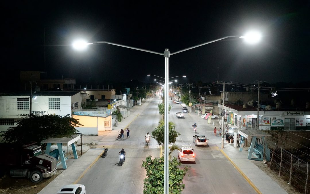 Atenea Gómez Ricalde entrega 4 kilómetros de alumbrado público en la avenida Rancho Viejo de Ciudad Mujeres