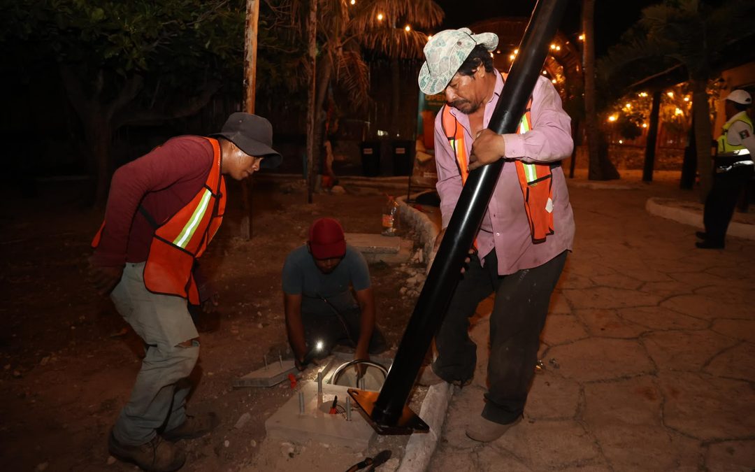 Gobierno de Isla Mujeres trabaja en la instalación de nuevas luminarias en Punta Sur