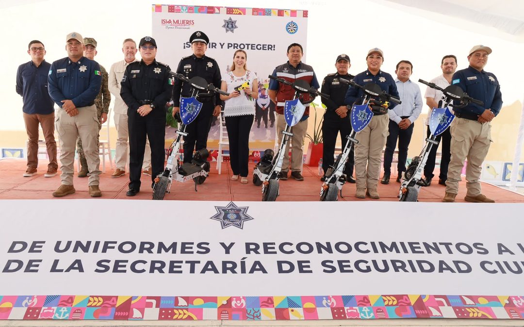 Atenea Gómez Ricalde multiplica inversión para la policía; entrega 500 uniformes nuevos
