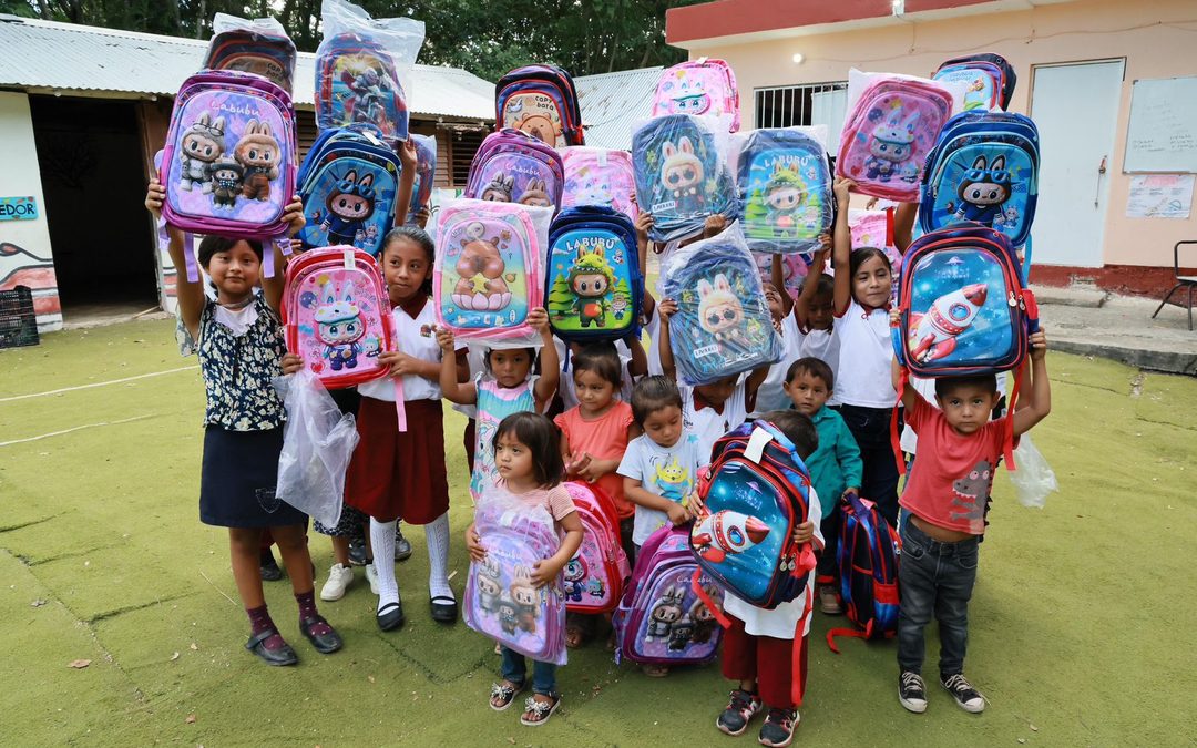 Gobierno de Isla Mujeres entrega mochilas a niñas y niños de Francisco May y Zona Agrícola