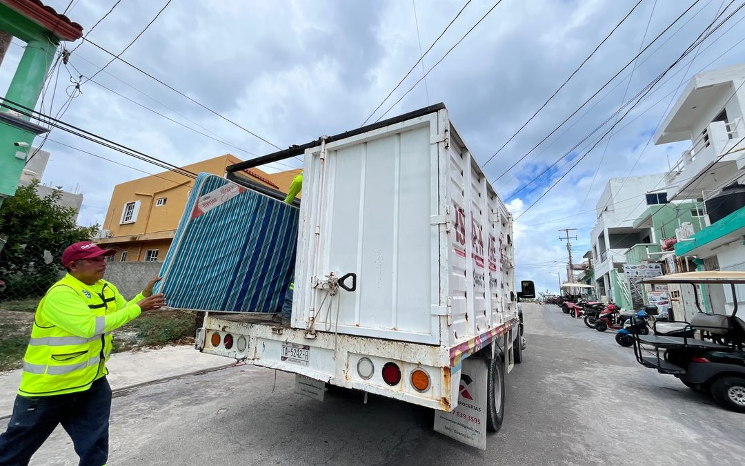 Gobierno de Isla Mujeres retira más de cinco toneladas de cacharros en 10 colonias del municipio