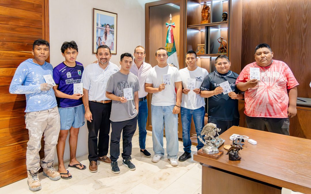 TULUM IMPULSA EL CUMPLIMIENTO CIUDADANO CON LA ENTREGA DE CARTILLAS MILITARES