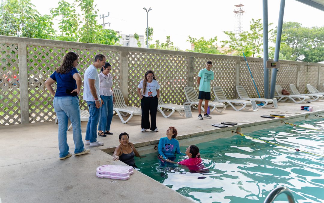 TULUM PROMUEVE LA AQUATERAPIA Y LAS CLASES DE NATACIÓN EN LA ALBERCA MUNICIPAL
