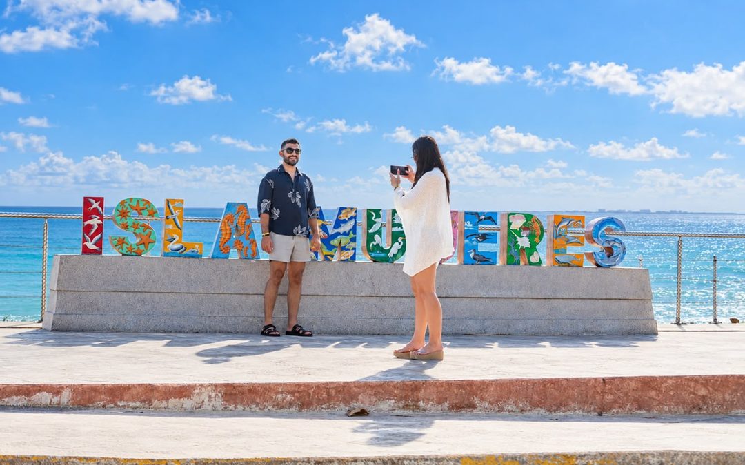 Turistas nacionales y extranjeros disfrutan de las bellezas naturales de Isla Mujeres durante el puente