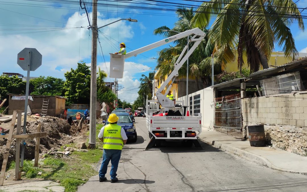 Gobierno de Isla Mujeres refuerza mantenimiento y reparación del alumbrado público tras las lluvias