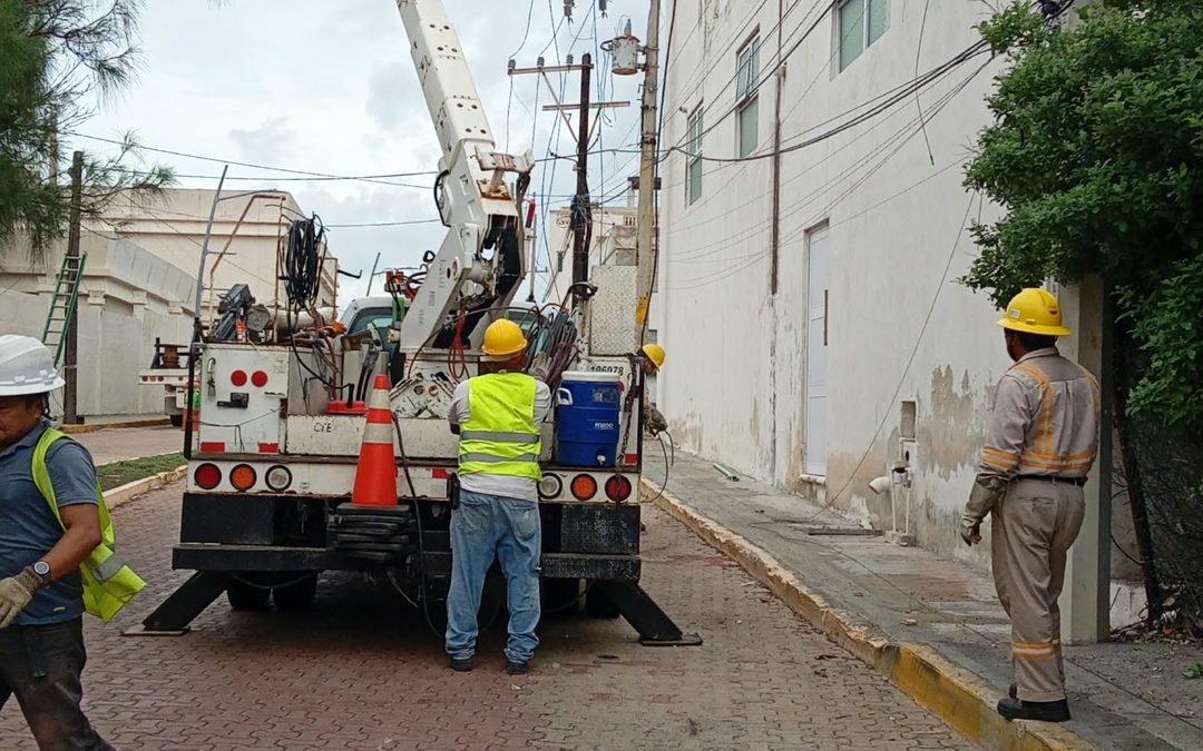 Avanza soterramiento eléctrico en Isla Mujeres; Inicia el retiro de postes antiguos de avenida Juárez