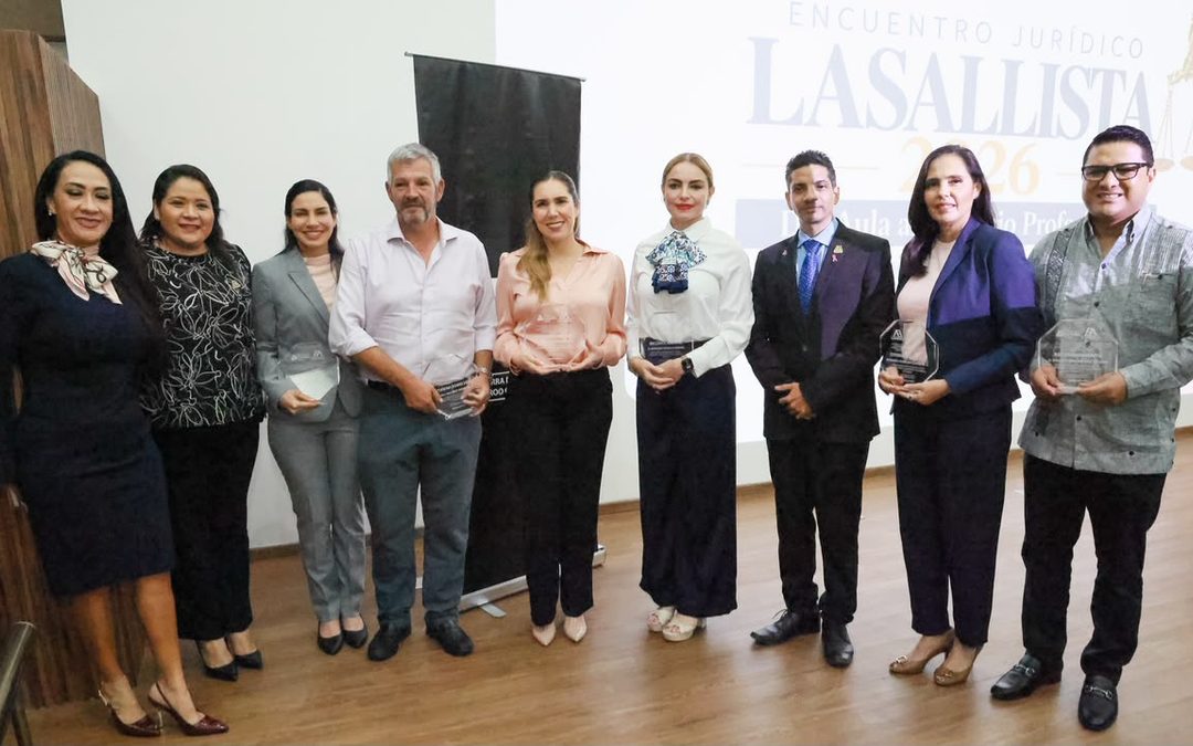 Atenea Gómez Ricalde comparte con jóvenes universitarios las experiencias que han marcado su trayectoria